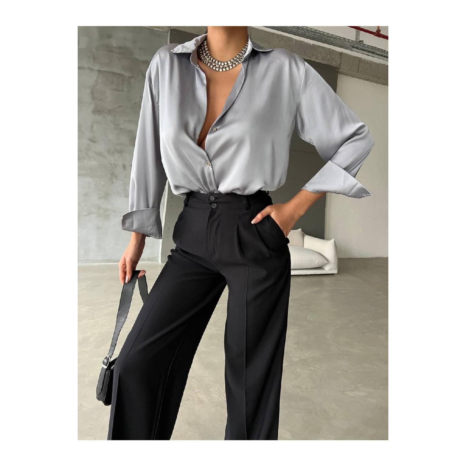 Женская серая рубашка с простой атласной поверхностью с легкой драпировкой
Женская серая рубашка с простой атласной поверхностью с легкой драпировкой