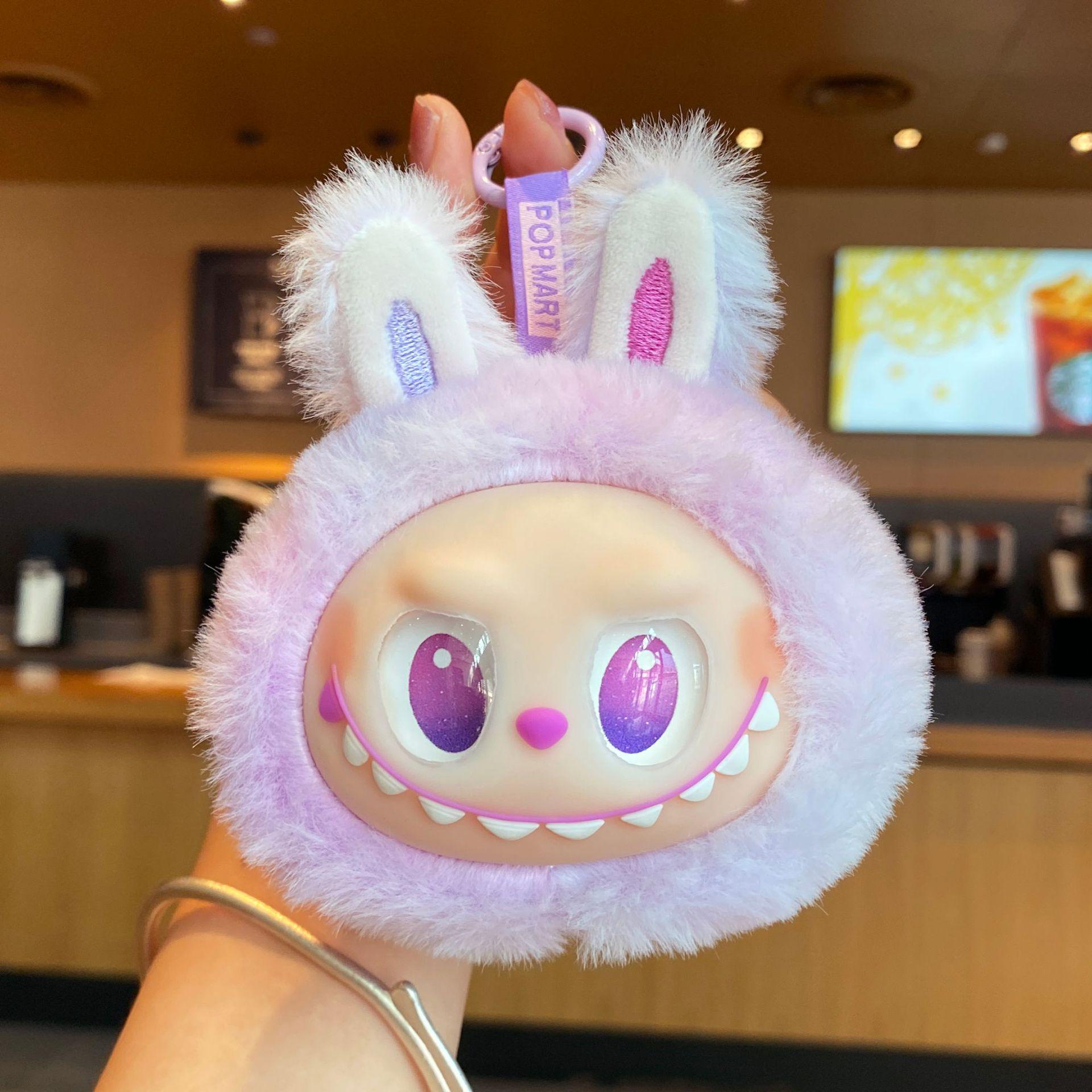 Милый виниловый плюшевый брелок третьего поколения: Креативный подарок и подвеска для школьного рюкзака
Милый виниловый плюшевый брелок третьего поколения: Креативный подарок и подвеска для школьного рюкзака