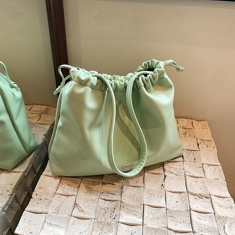 Новая летняя сумка-подмышка большой вместимости, сложенная сумка Cloud, простая и универсальная модная повседневная сумка через плечо, сумка через плечо
Новая летняя сумка-подмышка большой вместимости, сложенная сумка Cloud, простая и универсальная модная повседневная сумка через плечо, сумка через плечо