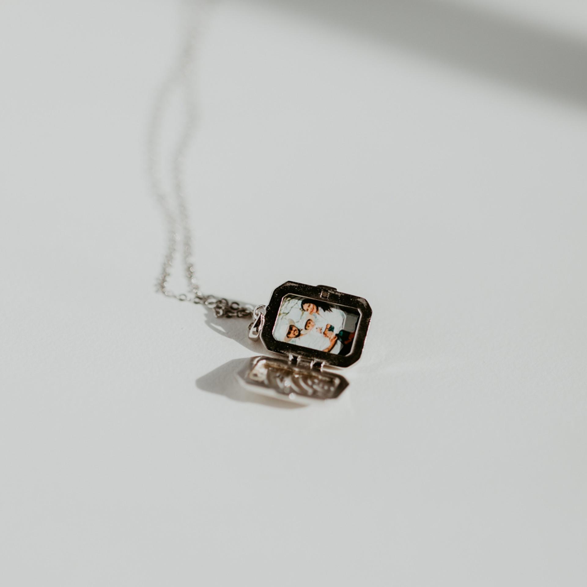 Personalized Necklace Open And Close Book Album Pendant Bracelet Collarbone Chain Necklace Electroplated Gold Color Retention
Personalized Necklace Open And Close Book Album Pendant Bracelet Collarbone Chain Necklace Electroplated Gold Color Retention