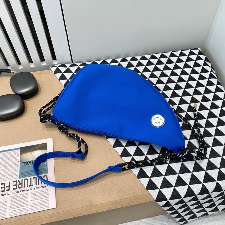 Fashionable And Simple Canvas Crossbody Bag For Women In Soft Cream Black Brown And Blue Blue
Fashionable And Simple Canvas Crossbody Bag For Women In Soft Cream Black Brown And Blue Blue