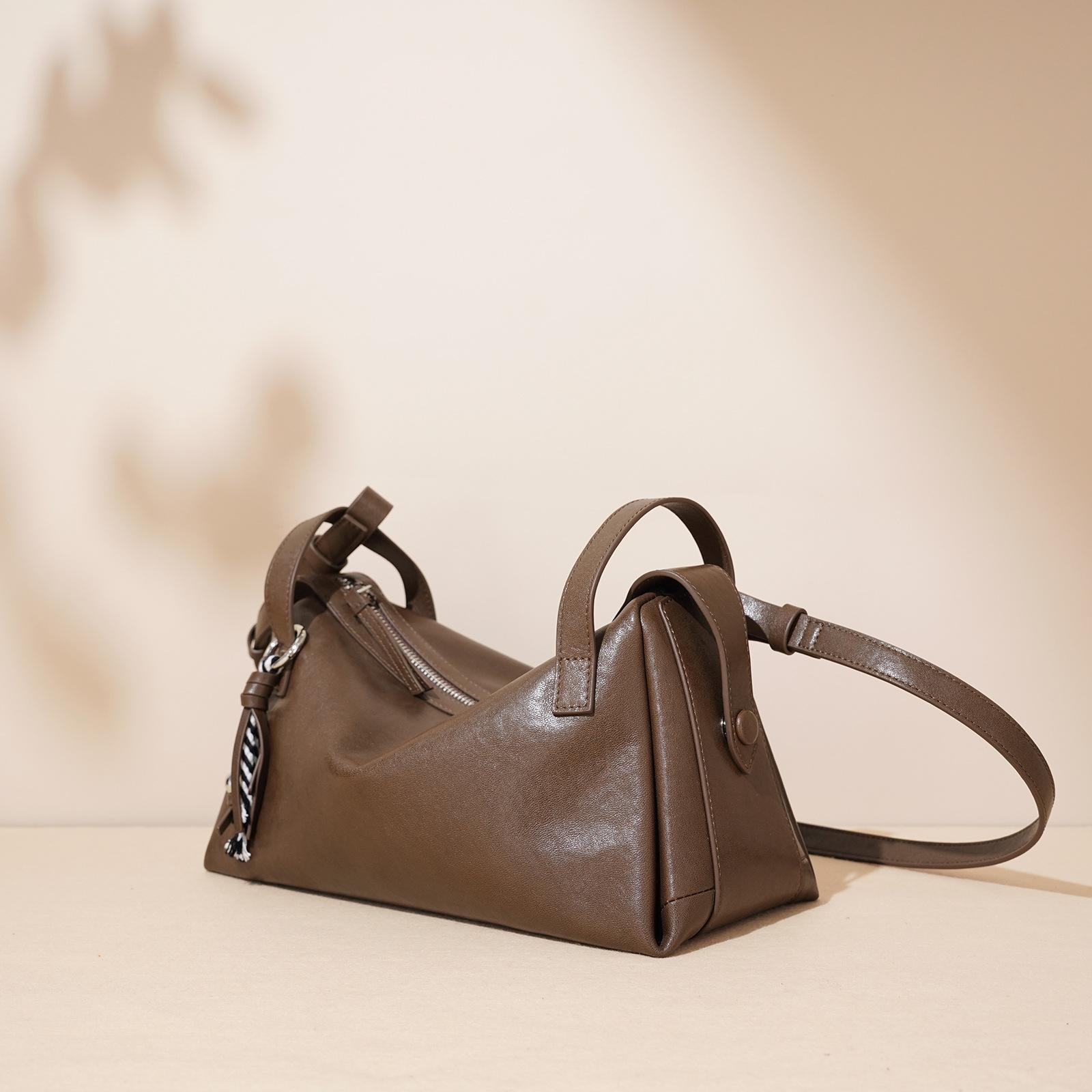 New Leather Large-capacity Shoulder Bag High-end Light Luxury Niche Design Commuter Messenger Bag Women s Bag
New Leather Large-capacity Shoulder Bag High-end Light Luxury Niche Design Commuter Messenger Bag Women s Bag