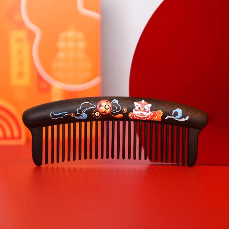 Tan Mujiang Fortune Lion Wooden Comb Gift Set
Tan Mujiang Fortune Lion Wooden Comb Gift Set