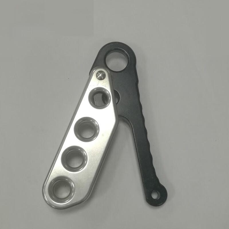 Hand-Controlled Rope Descender for Climbing
Hand-Controlled Rope Descender for Climbing