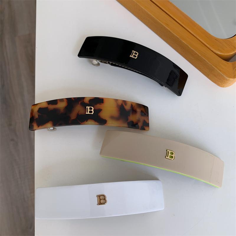 1pc Exquisite and minimalist letter gold label hair clip with spring clip, half tied ponytail hair clip, shark clip for women
1pc Exquisite and minimalist letter gold label hair clip with spring clip, half tied ponytail hair clip, shark clip for women