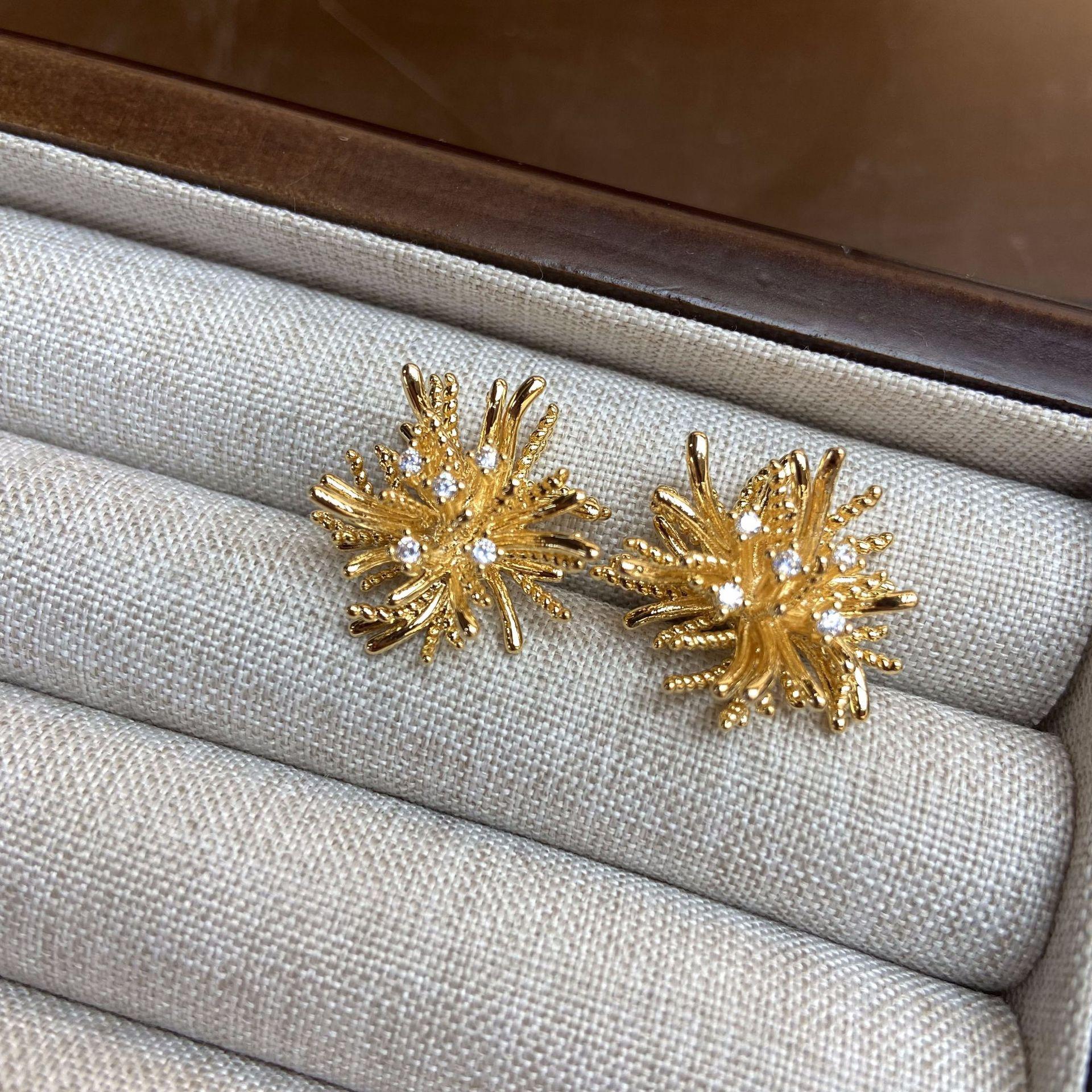 Zircon Metal Fireworks Earrings Women S Retro Senior Sense Autumn And Winter Temperament Stud Earrings Unique Light Luxury Versatile Earrings
Zircon Metal Fireworks Earrings Women S Retro Senior Sense Autumn And Winter Temperament Stud Earrings Unique Light Luxury Versatile Earrings