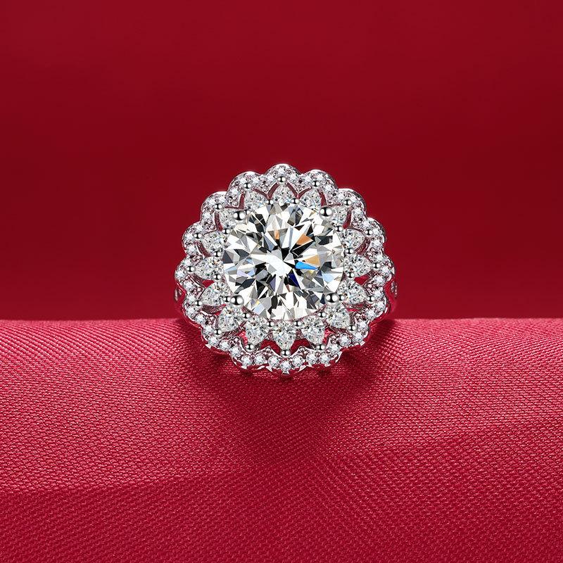 Розкішна каблучка Соняшник Імітація Моцарелла Сережки-гвоздики з діамантами Жіночий повний діамантовий кулон-намисто Набір з трьох предметів
Розкішна каблучка Соняшник Імітація Моцарелла Сережки-гвоздики з діамантами Жіночий повний діамантовий кулон-намисто Набір з трьох предметів