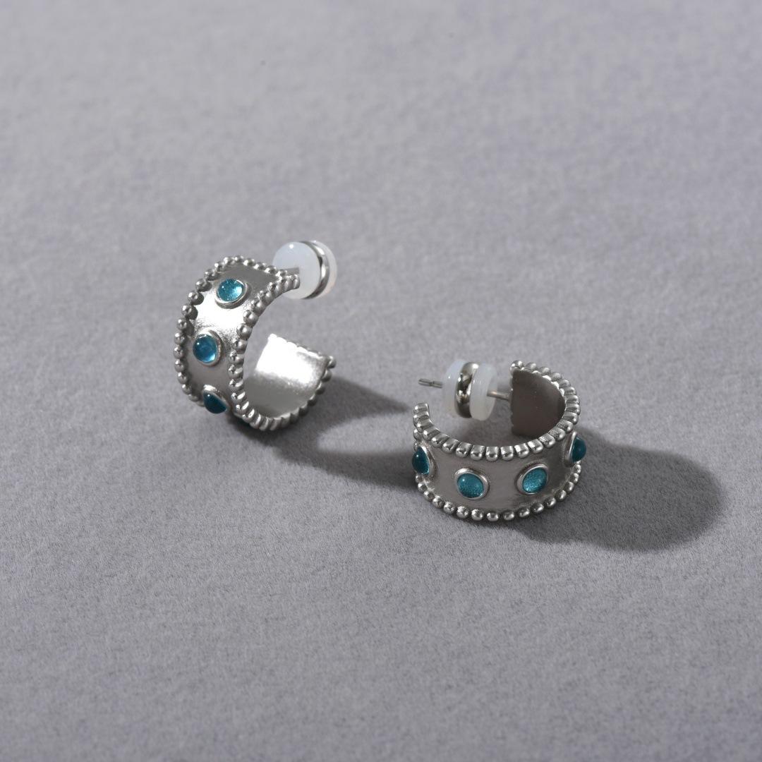 Retro Exquisite High-End Metal C-Shaped Inlaid Glass Beads S925 Silver Needle Stud Earrings Fashionable Commuter Daily Earrings Women
Retro Exquisite High-End Metal C-Shaped Inlaid Glass Beads S925 Silver Needle Stud Earrings Fashionable Commuter Daily Earrings Women