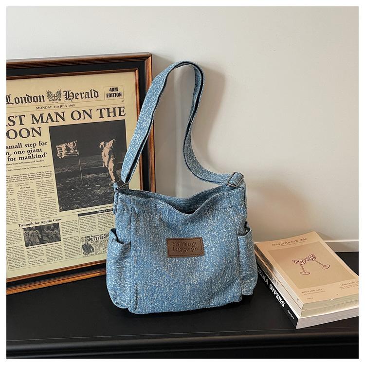 New Fashi Shoulder Bag Large Capacity Casual Minimalist Denim Crossbody Bag for Women Versatile Soft Canvas Underarm Bag світло-синій колір
New Fashi Shoulder Bag Large Capacity Casual Minimalist Denim Crossbody Bag for Women Versatile Soft Canvas Underarm Bag світло-синій колір