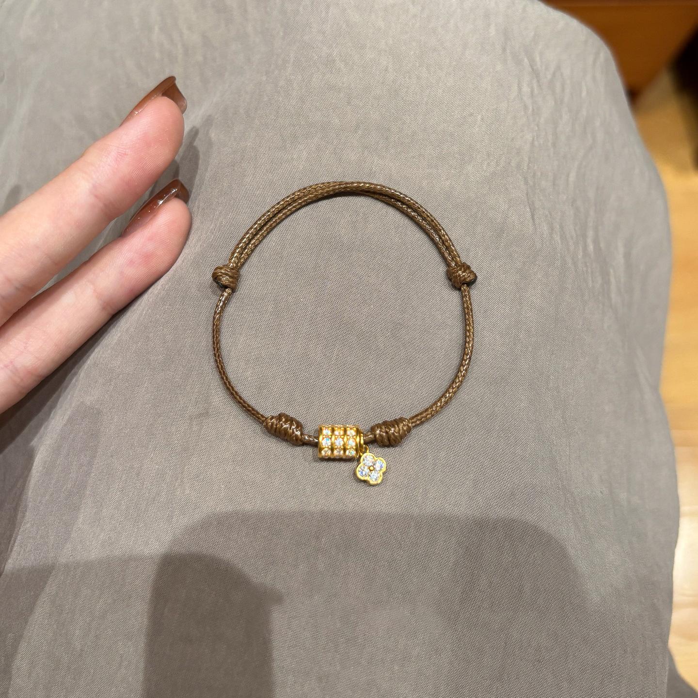 Hot Selling High-end Diamond Brown Wax Rope Four-leaf Flower Running Ring Pendant Women s Pendant Bracelet золотой
Hot Selling High-end Diamond Brown Wax Rope Four-leaf Flower Running Ring Pendant Women s Pendant Bracelet золотой