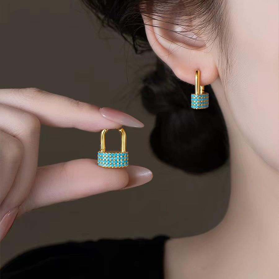 Copper-Plated Real Gold U-Shaped Lock Ear Buckle Women S Niche Personality Design Earrings Light Luxury Versatile Earrings
Copper-Plated Real Gold U-Shaped Lock Ear Buckle Women S Niche Personality Design Earrings Light Luxury Versatile Earrings