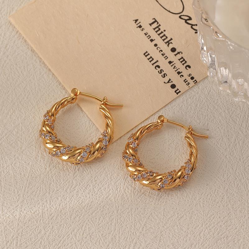 European & American Zircon Twist Earrings: High-End Luxury, Exquisite Niche Fashion Design
European & American Zircon Twist Earrings: High-End Luxury, Exquisite Niche Fashion Design