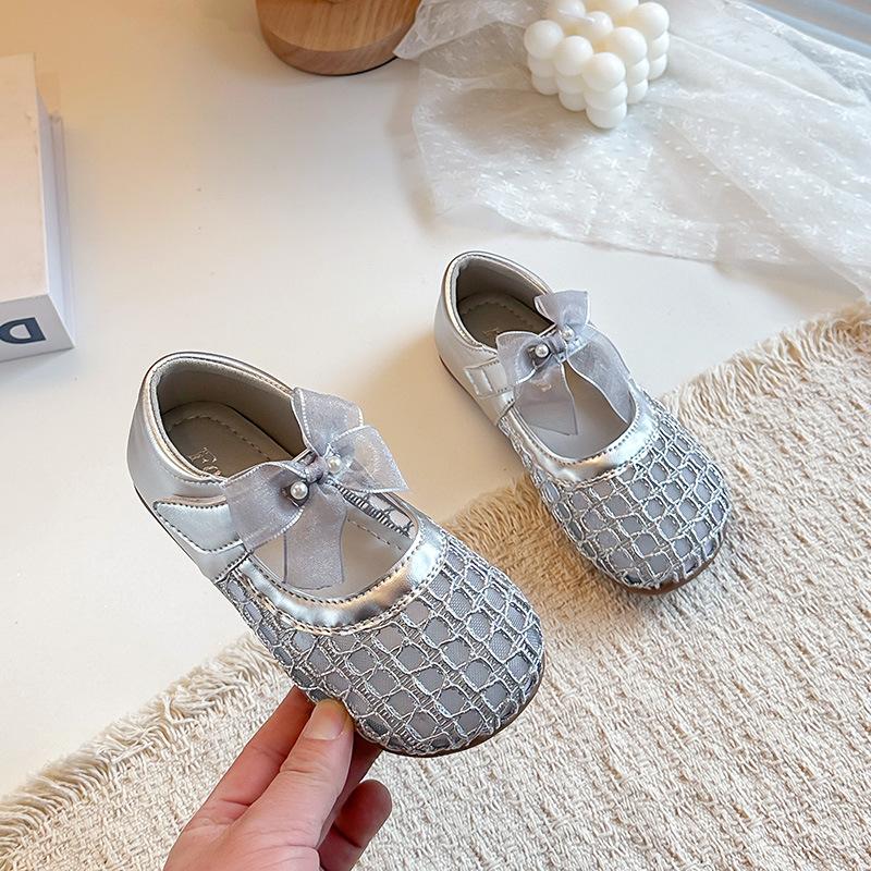 Girls Mesh Transparent Sandals2026Summer children s cute pearl bow hollowed-out shoes for toddlers, young and older kids 26-30Code one hand5Double срібний
Girls Mesh Transparent Sandals2026Summer children s cute pearl bow hollowed-out shoes for toddlers, young and older kids 26-30Code one hand5Double срібний
