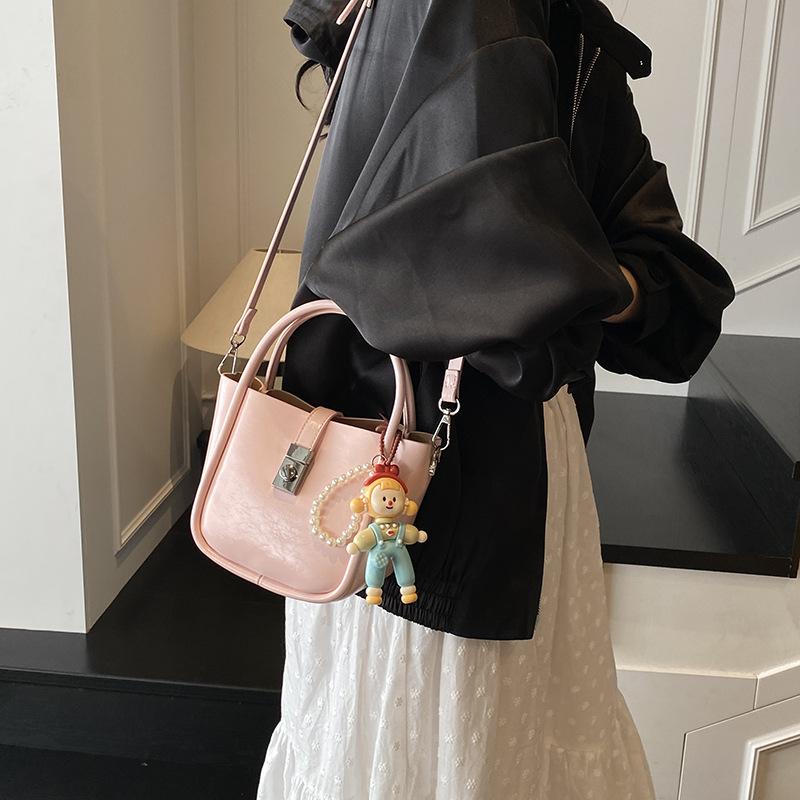 High-end small bag women s 2025 new fashion versatile messenger bag summer popular handbag bucket bag
High-end small bag women s 2025 new fashion versatile messenger bag summer popular handbag bucket bag