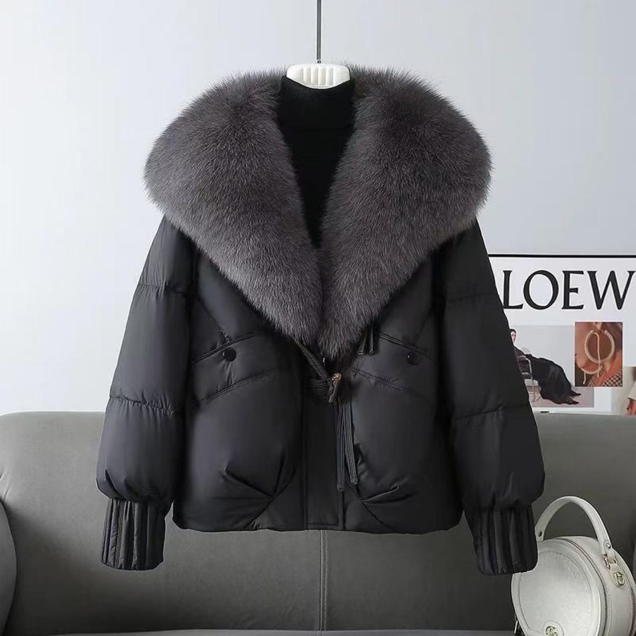 Women s Short Puffy Jacket with Luxurious Fox Fur Collar, Winter Warm Outerwear 2XL чорний
Women s Short Puffy Jacket with Luxurious Fox Fur Collar, Winter Warm Outerwear 2XL чорний