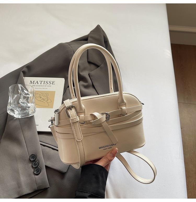 Retro niche design handbag women s 2025 spring new shell bag commuting versatile foreign style texture shoulder bag
Retro niche design handbag women s 2025 spring new shell bag commuting versatile foreign style texture shoulder bag