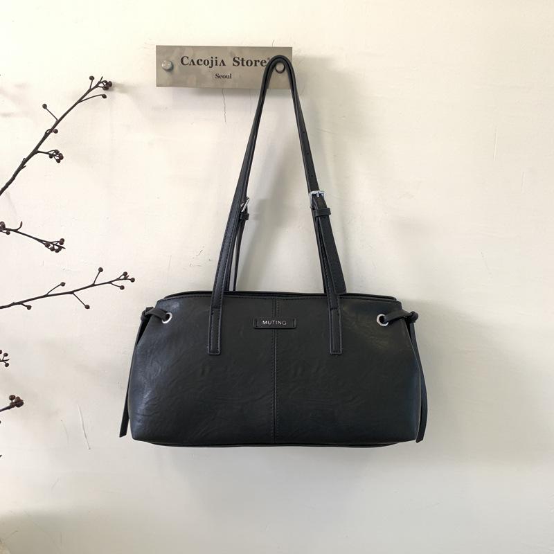 Корейская версия модной нишевой сумки женская сумка 2025 новая ретро вместительная сумка для поездок сумка-почтальон в стиле кэжуал высокой ценности чёрный
Корейская версия модной нишевой сумки женская сумка 2025 новая ретро вместительная сумка для поездок сумка-почтальон в стиле кэжуал высокой ценности чёрный