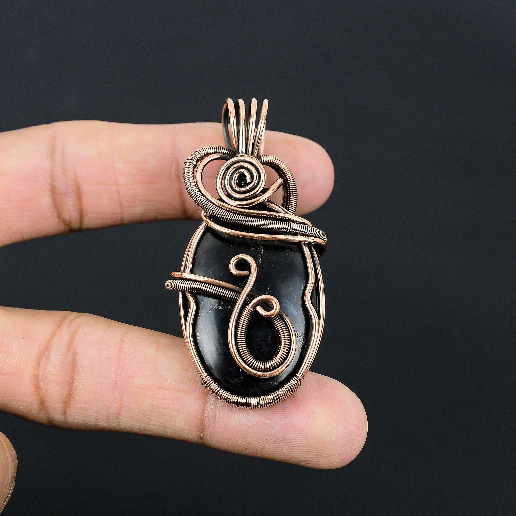 Драгоценный камень шунгит ручной работы из чистой медной проволоки, завернутый в подвеску, ювелирное изделие на День памяти 2.40 Inches чёрный
Драгоценный камень шунгит ручной работы из чистой медной проволоки, завернутый в подвеску, ювелирное изделие на День памяти 2.40 Inches чёрный