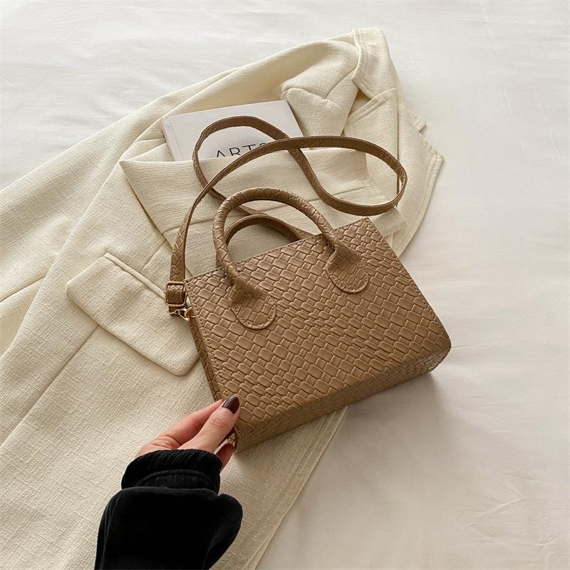 2024 весняна нова мода великої місткості портативна невелика квадратна сумка сумка повсякденна проста модна маленька квадратна сумка для жінок хакі
2024 весняна нова мода великої місткості портативна невелика квадратна сумка сумка повсякденна проста модна маленька квадратна сумка для жінок хакі