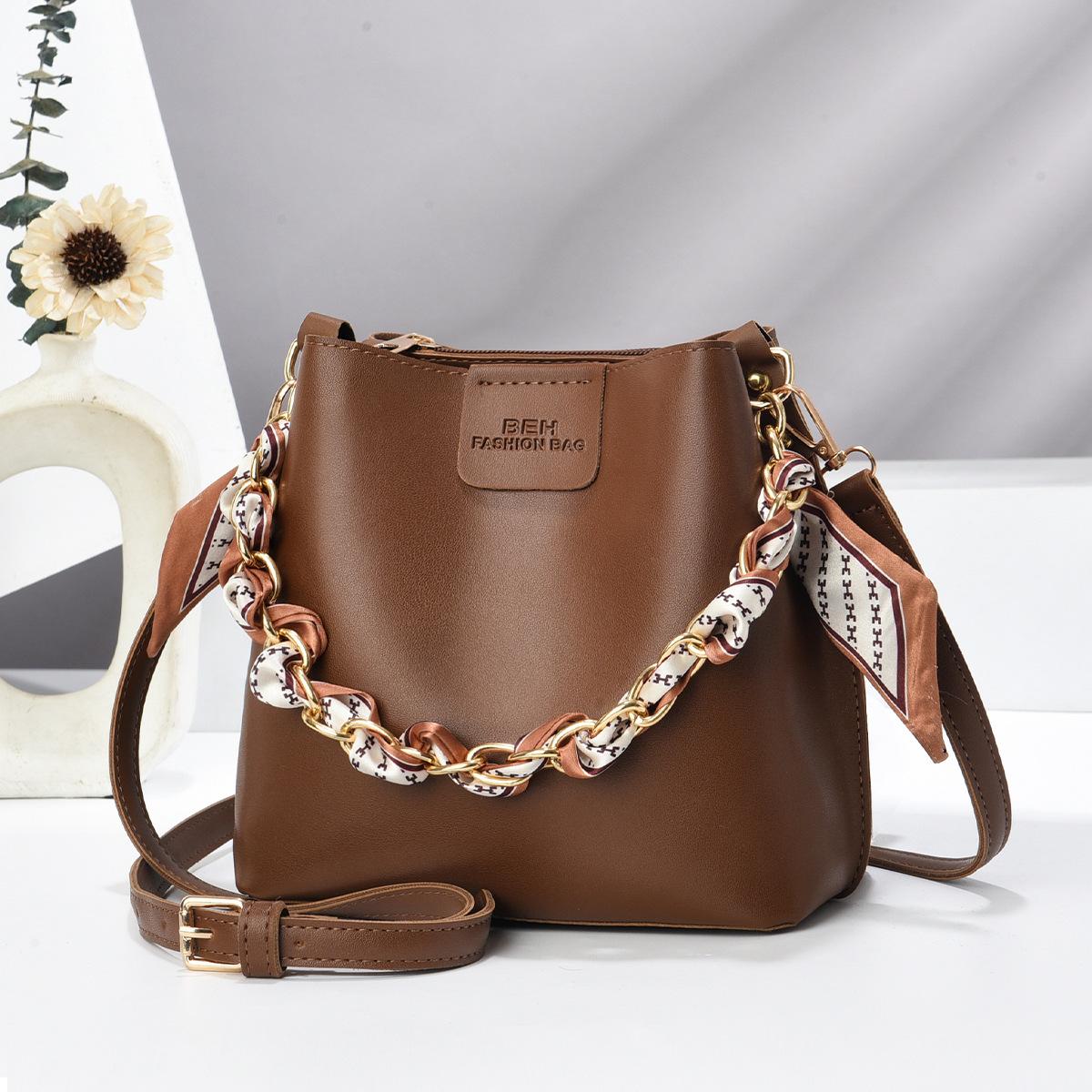 Bucket bag Textured women s bag Fashion messenger bag Niche chain handbag 19.5*10*19 темно-коричневого кольору
Bucket bag Textured women s bag Fashion messenger bag Niche chain handbag 19.5*10*19 темно-коричневого кольору