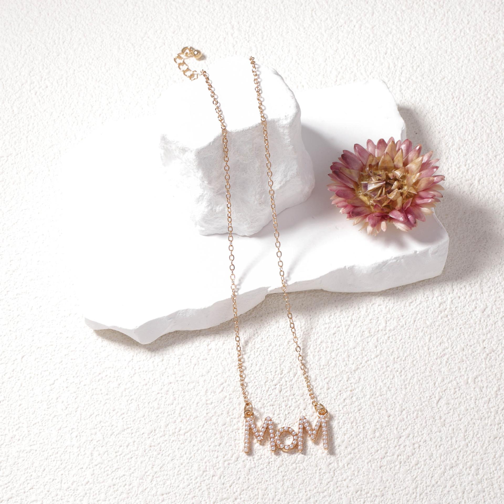 Простое и модное европейское и американское ожерелье из сплава с рисовыми бусинами и буквой MOM ко Дню матери, элегантное женское ожерелье
Простое и модное европейское и американское ожерелье из сплава с рисовыми бусинами и буквой MOM ко Дню матери, элегантное женское ожерелье