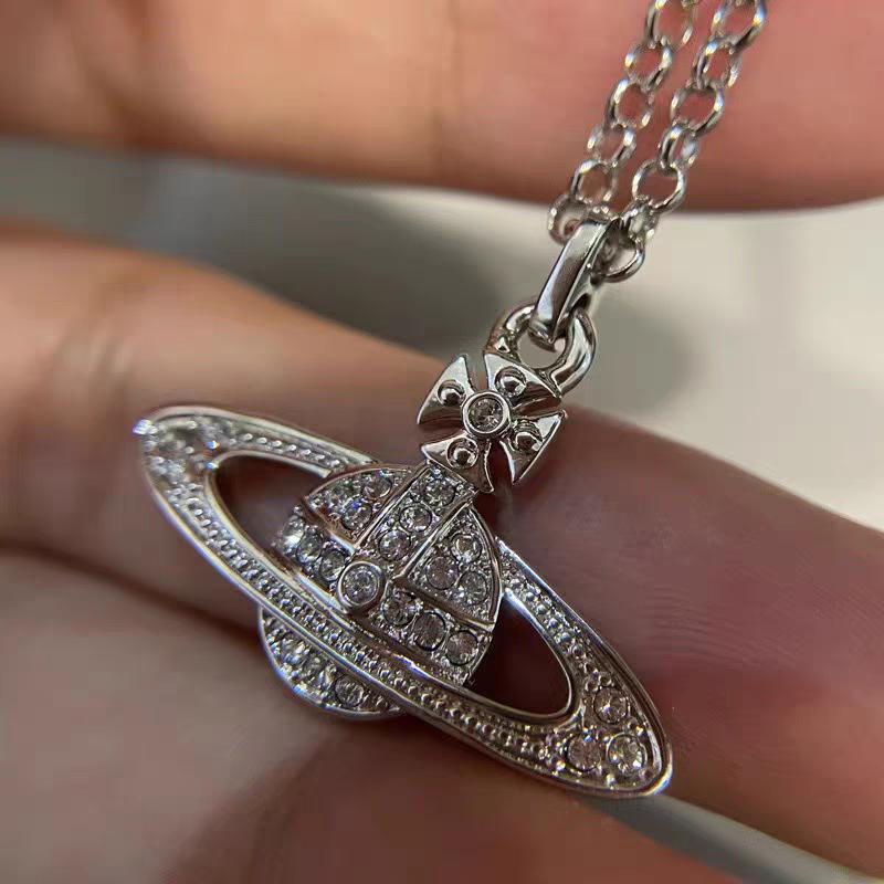 Сталеве кільце Empress Dowager з пласким ланцюгом Сатурна та дизайном повної діамантової ключиці
Сталеве кільце Empress Dowager з пласким ланцюгом Сатурна та дизайном повної діамантової ключиці