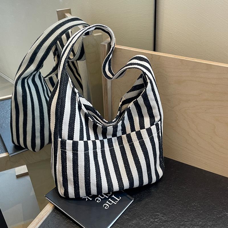 Корейська версія ретро-літературної сумки 2024 весна проста маленька свіжа смугаста сумка через плече повсякденна сумка для покупок великої місткості синій
Корейська версія ретро-літературної сумки 2024 весна проста маленька свіжа смугаста сумка через плече повсякденна сумка для покупок великої місткості синій