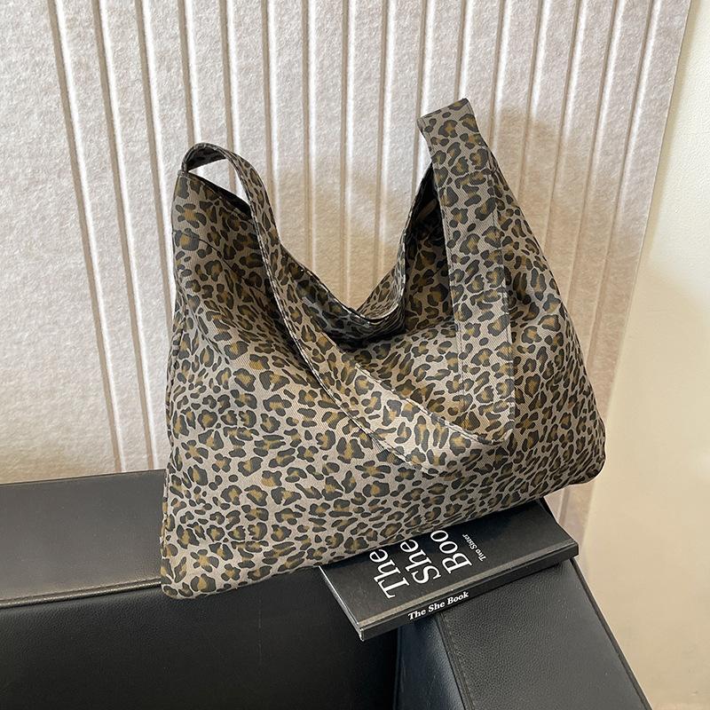 Сумка кроссбоди осень и зима новая ретро повседневная портативная сумка для поездок большой вместимости с леопардовым принтом на плечо сумка-тоут женская сумка тренд 42*35*1cm чёрный
Сумка кроссбоди осень и зима новая ретро повседневная портативная сумка для поездок большой вместимости с леопардовым принтом на плечо сумка-тоут женская сумка тренд 42*35*1cm чёрный