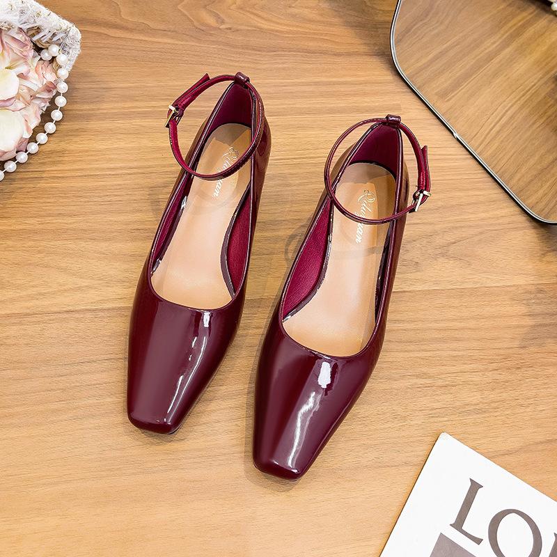 Красные высокие каблуки толстые каблуки не устают ноги 2025 новый черный темперамент профессиональная рабочая обувь женские квадратные туфли с неглубоким горлом одинарные туфли 34 бордовый
Красные высокие каблуки толстые каблуки не устают ноги 2025 новый черный темперамент профессиональная рабочая обувь женские квадратные туфли с неглубоким горлом одинарные туфли 34 бордовый