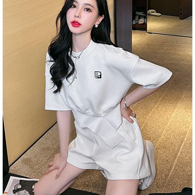 Summer 2025 Women s Stylish Two-Piece Sportswear Set: Loose, Slimming, Irregular Design Small
Summer 2025 Women s Stylish Two-Piece Sportswear Set: Loose, Slimming, Irregular Design Small