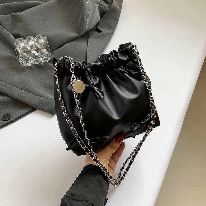 Однотонная цепочка повседневная текстура бант большая вместимость 2024 новый простой класс сумка-ведро для поездок на работу женская сумка через плечо чёрный
Однотонная цепочка повседневная текстура бант большая вместимость 2024 новый простой класс сумка-ведро для поездок на работу женская сумка через плечо чёрный