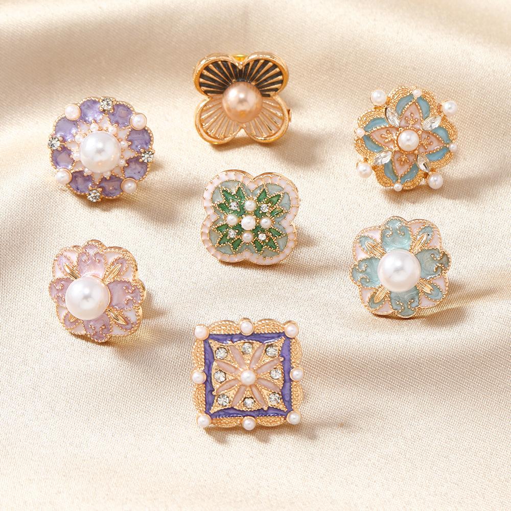 Vintage Women Men Elegant Enamel Pearl Cross Brooches Lapel Pins Unisex Classic Fashion Palace Style Exqusite Badges Accessories
Vintage Women Men Elegant Enamel Pearl Cross Brooches Lapel Pins Unisex Classic Fashion Palace Style Exqusite Badges Accessories
