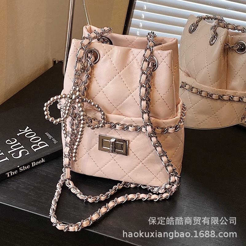 Сумка-цепочка ромбовидной формы Корейская высококлассная универсальная сумка-ведро весна и лето 2025 новая нишевая сумка через плечо для женщин
Сумка-цепочка ромбовидной формы Корейская высококлассная универсальная сумка-ведро весна и лето 2025 новая нишевая сумка через плечо для женщин