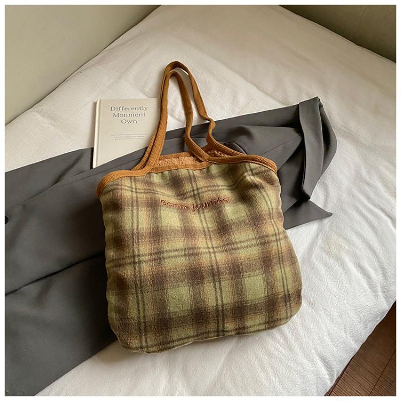 Stylish large-capacity women s bags, new retro woolen plaid handbags, high-value woolen shoulder bags.
Stylish large-capacity women s bags, new retro woolen plaid handbags, high-value woolen shoulder bags.