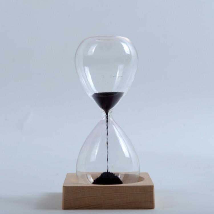 Magnetic Sand Hourglass Timer - Decompression Ornament & Gift for Men and Women 6*14cm Base 8*8*2cm
Magnetic Sand Hourglass Timer - Decompression Ornament & Gift for Men and Women 6*14cm Base 8*8*2cm