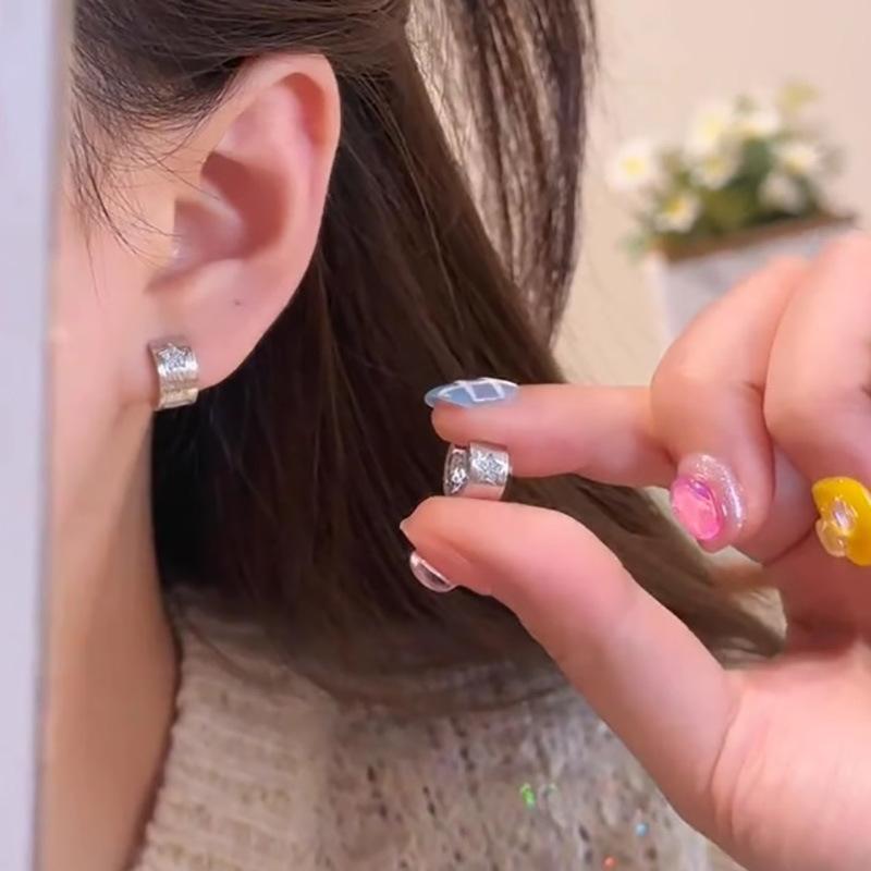 Zircon flower round earrings light luxury high-end temperament ear buckles women s niche design simple fashion versatile earrings
Zircon flower round earrings light luxury high-end temperament ear buckles women s niche design simple fashion versatile earrings