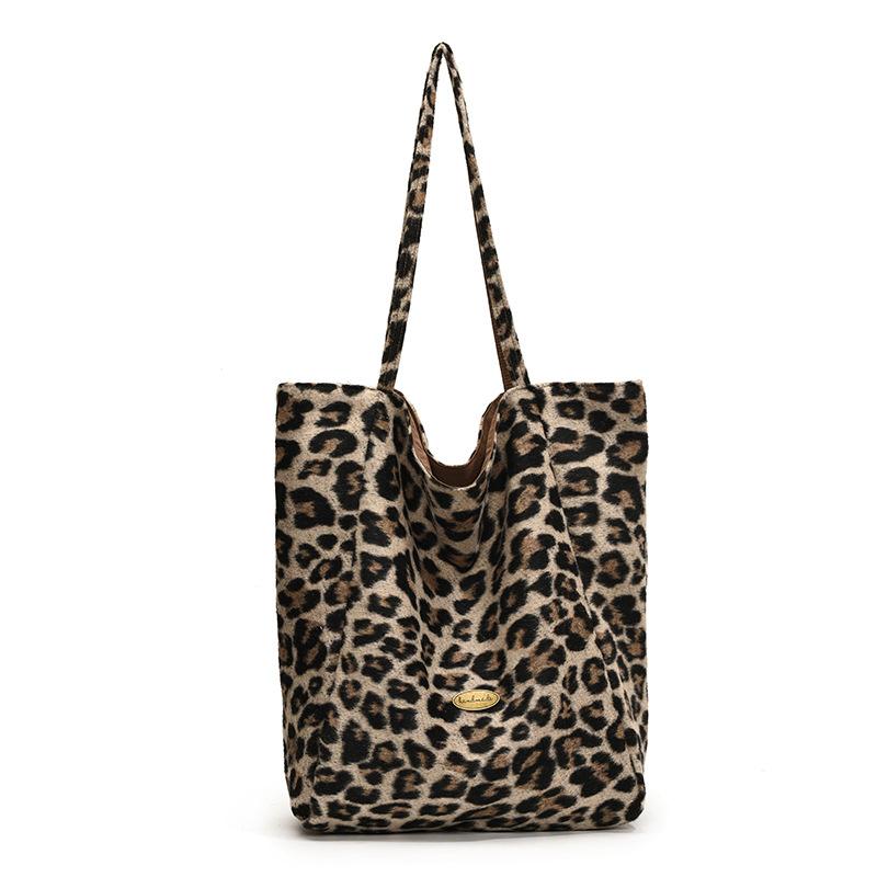 Women s bag casual large capacity double-sided shoulder bag women s commuter tote bag коричневий
Women s bag casual large capacity double-sided shoulder bag women s commuter tote bag коричневий