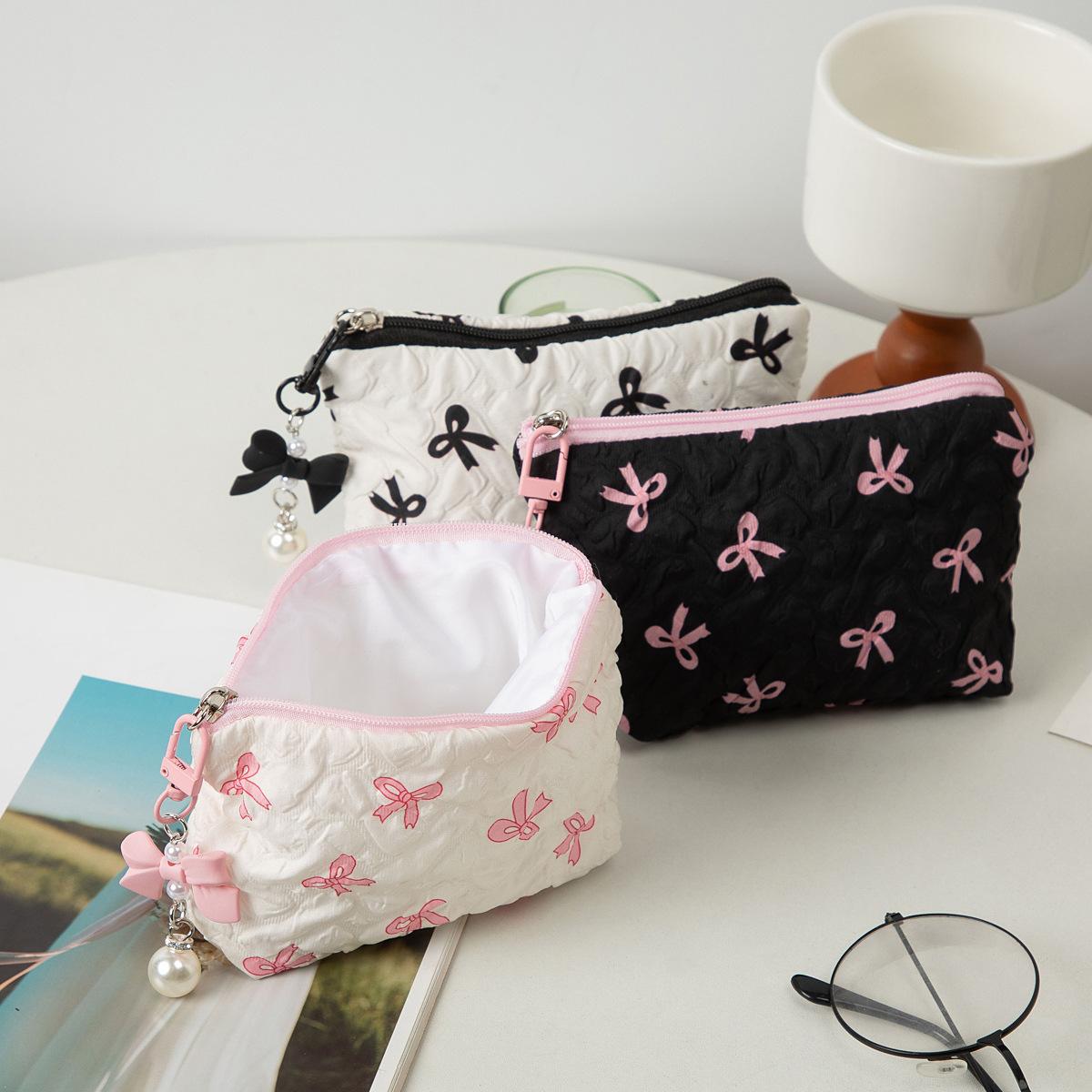 1PC Color Bow Canvas Large Capacity Lipstick Air Cushion Storage Bags Women s Makeup Bag Commuter Handbag Travel Toiletry Bags
1PC Color Bow Canvas Large Capacity Lipstick Air Cushion Storage Bags Women s Makeup Bag Commuter Handbag Travel Toiletry Bags