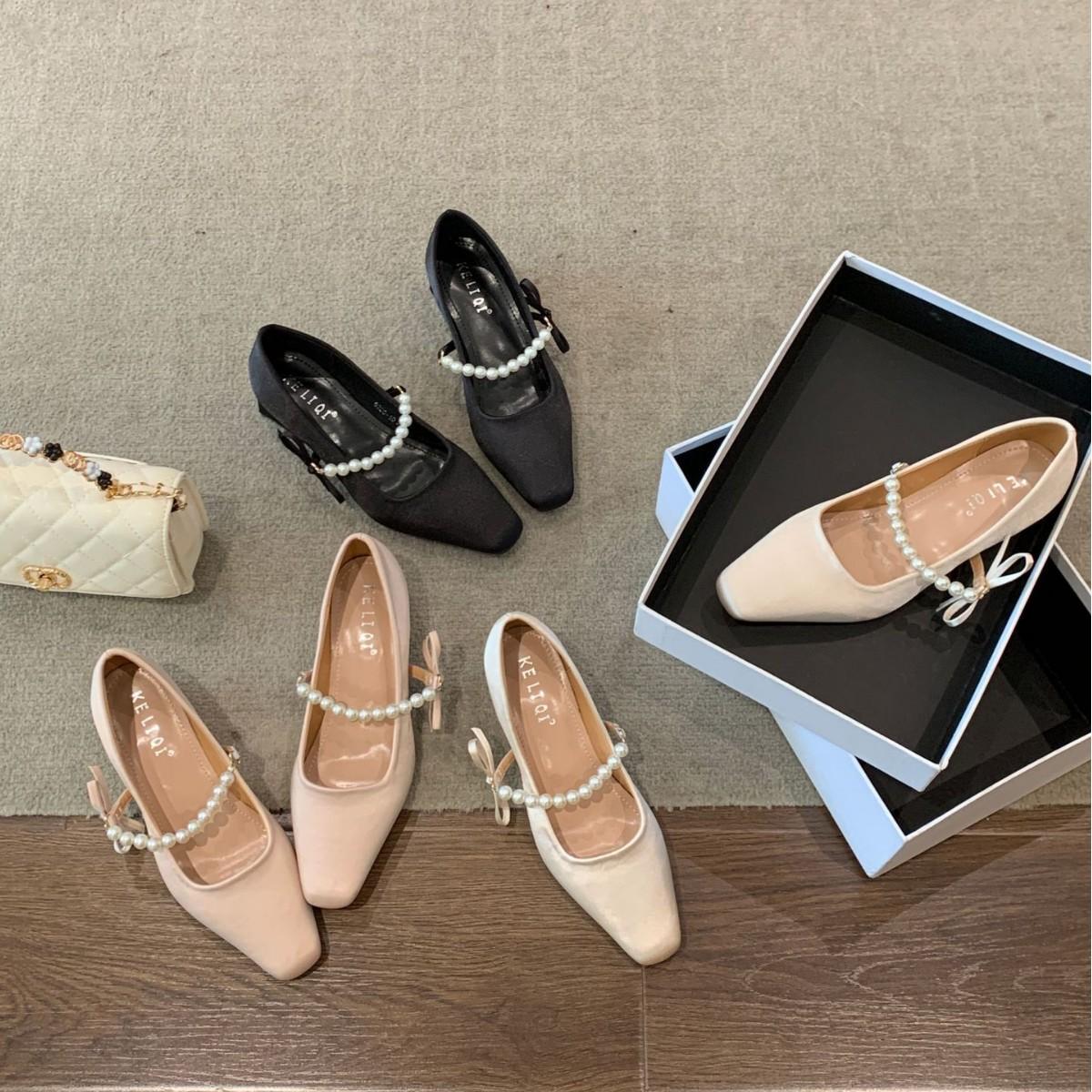 2025 spring new square head satin word with pearl light mouth Mary Jane commuter work thick heel women s shoes 39 шампанского
2025 spring new square head satin word with pearl light mouth Mary Jane commuter work thick heel women s shoes 39 шампанского