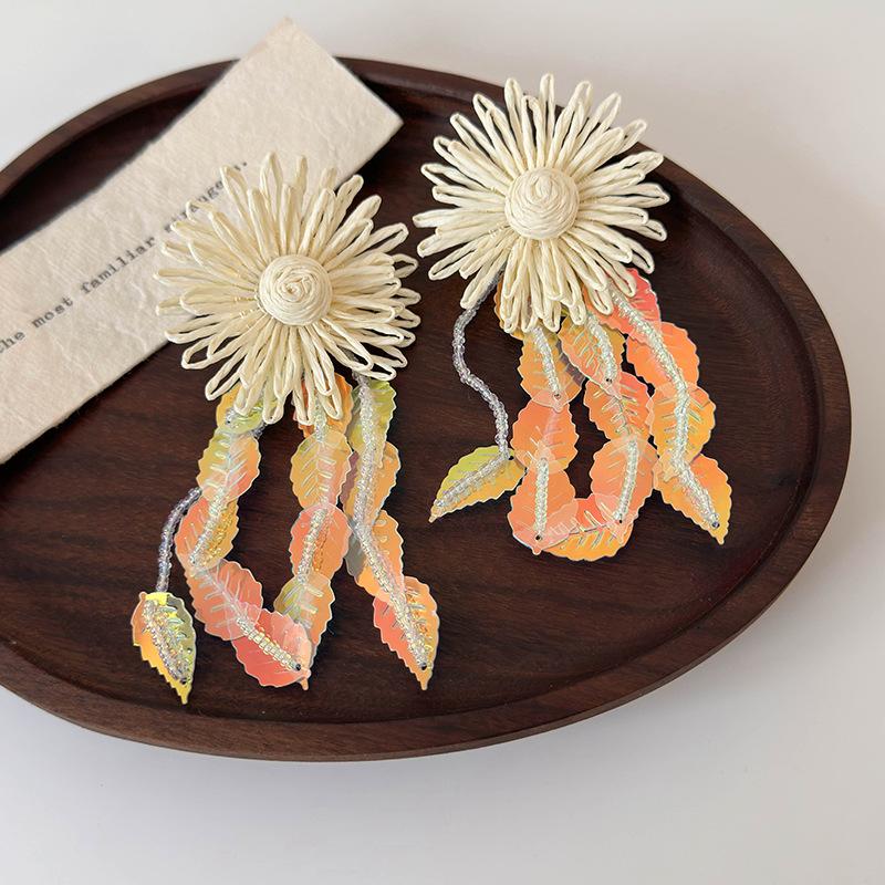 Легкие роскошные серьги с темпераментным дизайном, сладкие прохладные серьги из травы ветра, плетеные вручную с цветочной бахромой, дизайнерские серьги
Легкие роскошные серьги с темпераментным дизайном, сладкие прохладные серьги из травы ветра, плетеные вручную с цветочной бахромой, дизайнерские серьги