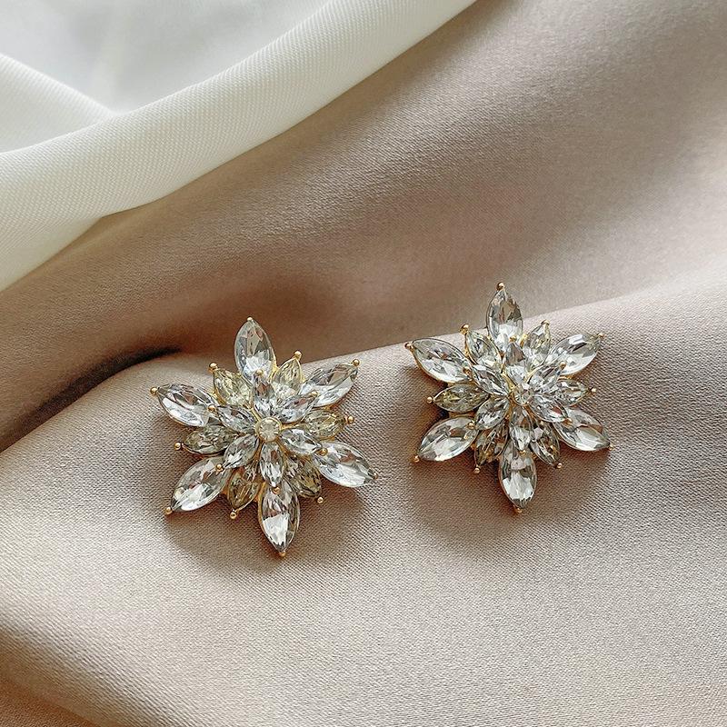 Zirconia Flower Retro Shiny Textured Earrings
Zirconia Flower Retro Shiny Textured Earrings