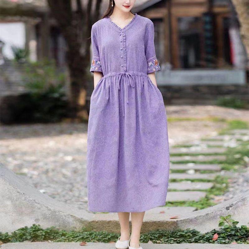 Medium jacquard embroidery V-neck cotton and linen dress for women s 2025 summer loose and thin lace-up waist long skirt 2XL 145-82.5 kg темно-синього кольору
Medium jacquard embroidery V-neck cotton and linen dress for women s 2025 summer loose and thin lace-up waist long skirt 2XL 145-82.5 kg темно-синього кольору