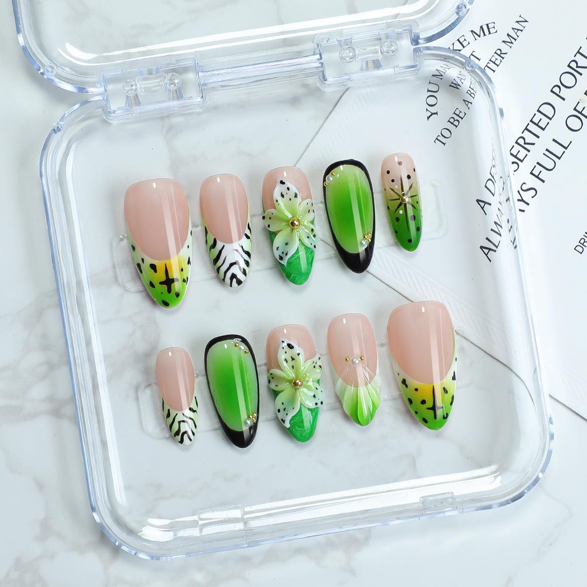 Изумрудно-зеленые миндалевидные накладные ногти с зебровым принтом, градиентом из страз и дизайном «водная рябь» Large
Изумрудно-зеленые миндалевидные накладные ногти с зебровым принтом, градиентом из страз и дизайном «водная рябь» Large