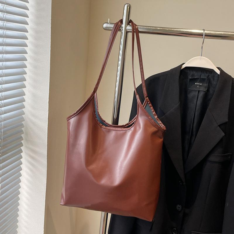 Autumn and winter soft leather single shoulder armpit bag women s bag handbag temperament commuting to work large capacity solid color simple bag
Autumn and winter soft leather single shoulder armpit bag women s bag handbag temperament commuting to work large capacity solid color simple bag