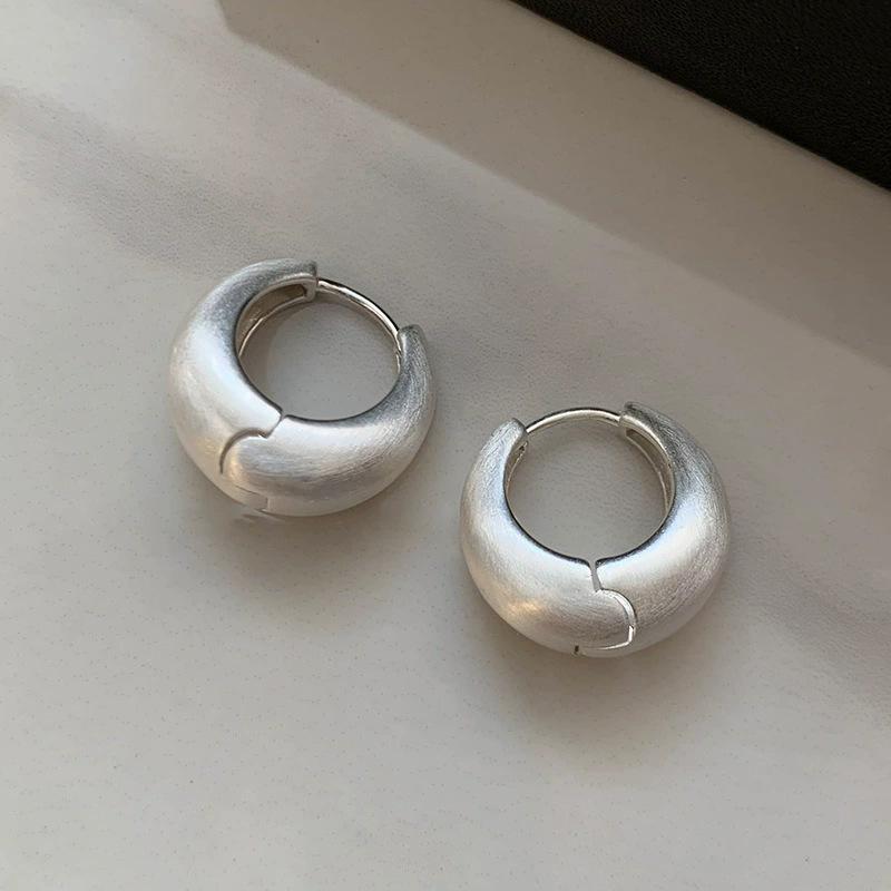 French matte sterling silver ear buckle new popular stud earrings gold matte earrings premium earrings niche earrings
French matte sterling silver ear buckle new popular stud earrings gold matte earrings premium earrings niche earrings