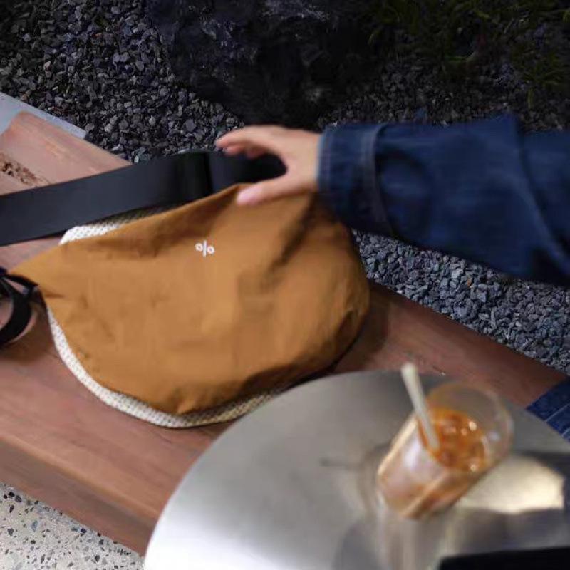 Vintage Croissant Crossbody Bag – Lightweight, Spacious, Korean Blogger Style, Wear Over Shoulder or Crossbody. Single Bag коричневый
Vintage Croissant Crossbody Bag – Lightweight, Spacious, Korean Blogger Style, Wear Over Shoulder or Crossbody. Single Bag коричневый