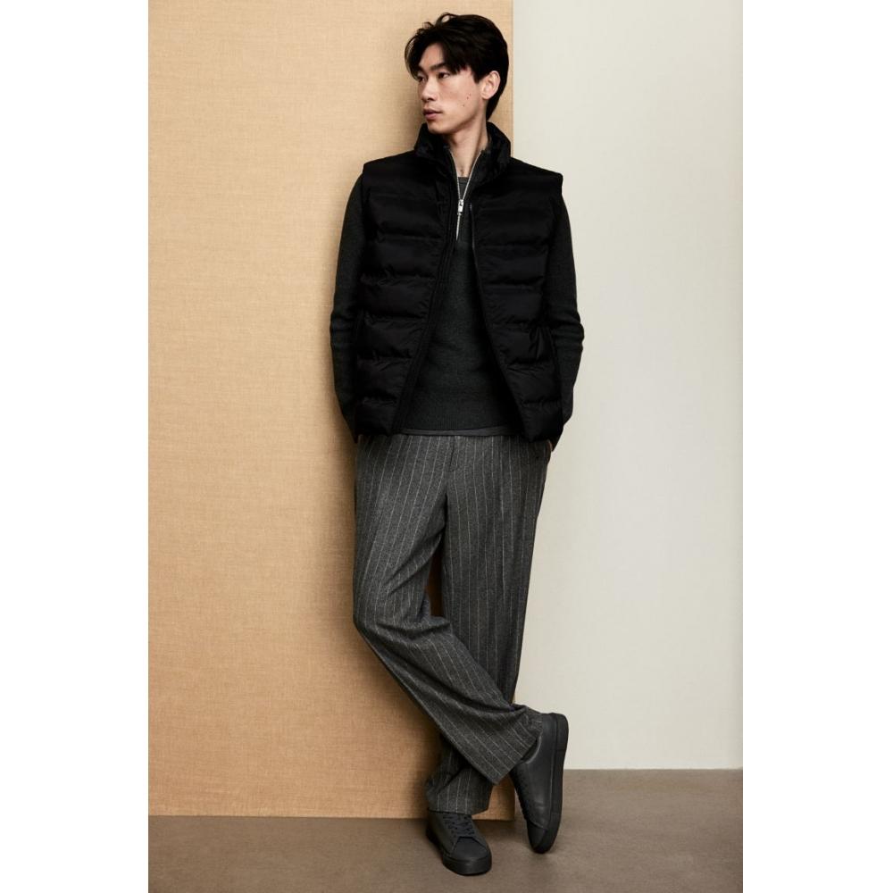 H M Regular Fit Water Repellent Coating Puff Vest Black XS 
H M Regular Fit Water Repellent Coating Puff Vest Black XS