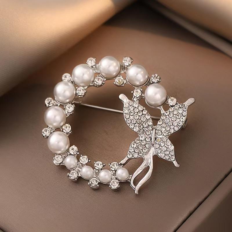 Rhinestone Wreath Brooch for Women Unisex Glass Flower Pin Plant Lapel Pins Banquet Party Backpack Gifts Jewelry Accessories
Rhinestone Wreath Brooch for Women Unisex Glass Flower Pin Plant Lapel Pins Banquet Party Backpack Gifts Jewelry Accessories