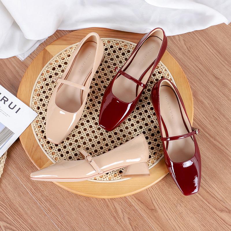 Fu size, Mary Jane shoes, Korean version of thick-heeled sandals, women s buckle, square head buckle, patent leather low-heeled summer women s shoes 34 бордовий
Fu size, Mary Jane shoes, Korean version of thick-heeled sandals, women s buckle, square head buckle, patent leather low-heeled summer women s shoes 34 бордовий