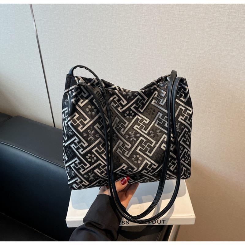 High-end large bag women s printed tote bag fashionable versatile commuter going out women s bag чорний
High-end large bag women s printed tote bag fashionable versatile commuter going out women s bag чорний